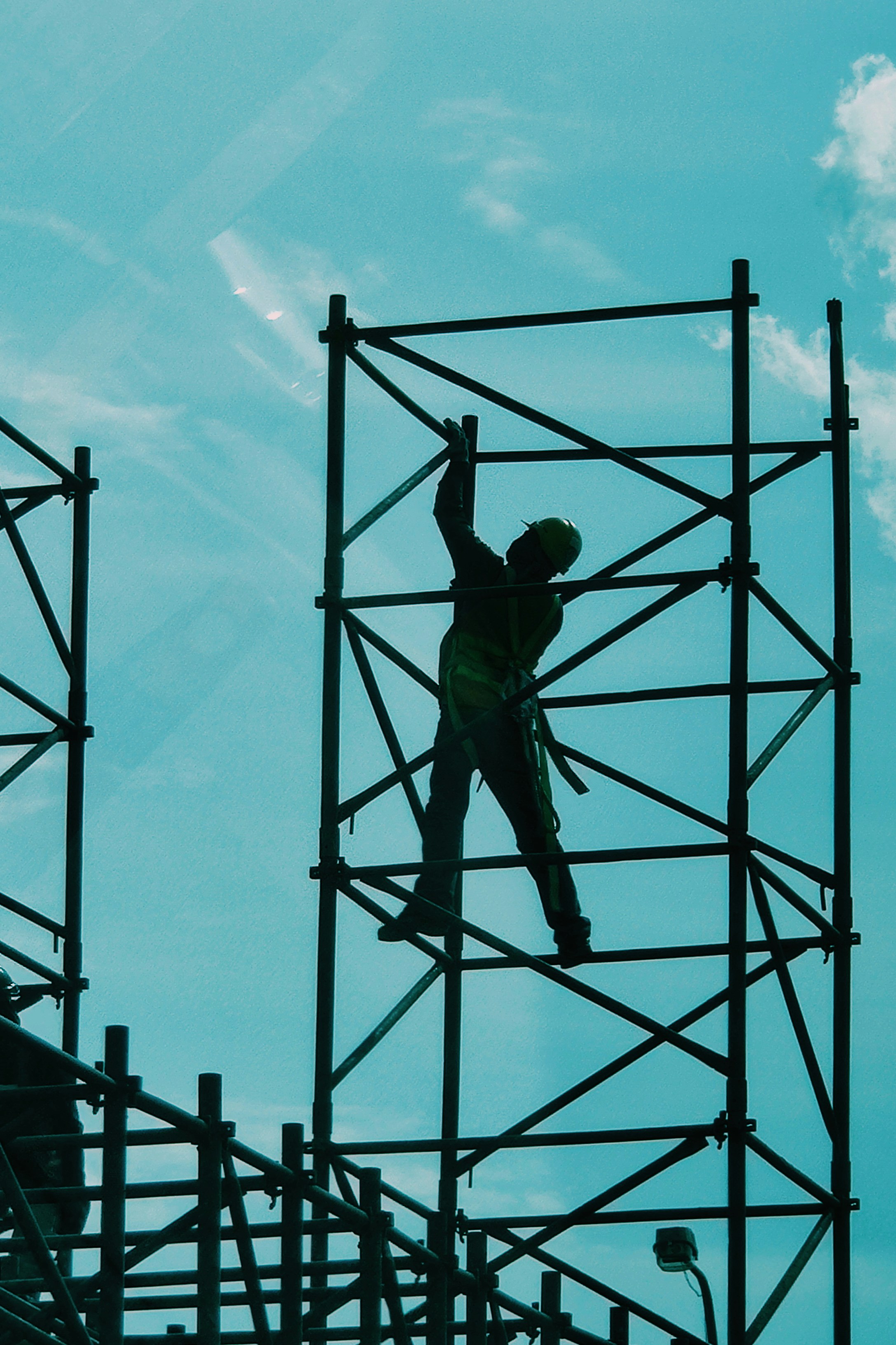 Equipo trabajando con encofrado en obra